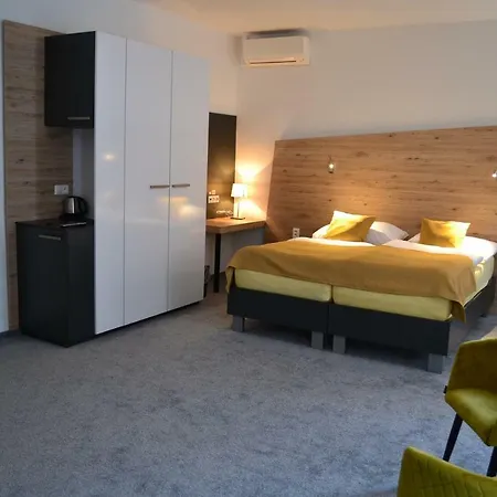 Ferdi's Caffe & Bed & Breakfast